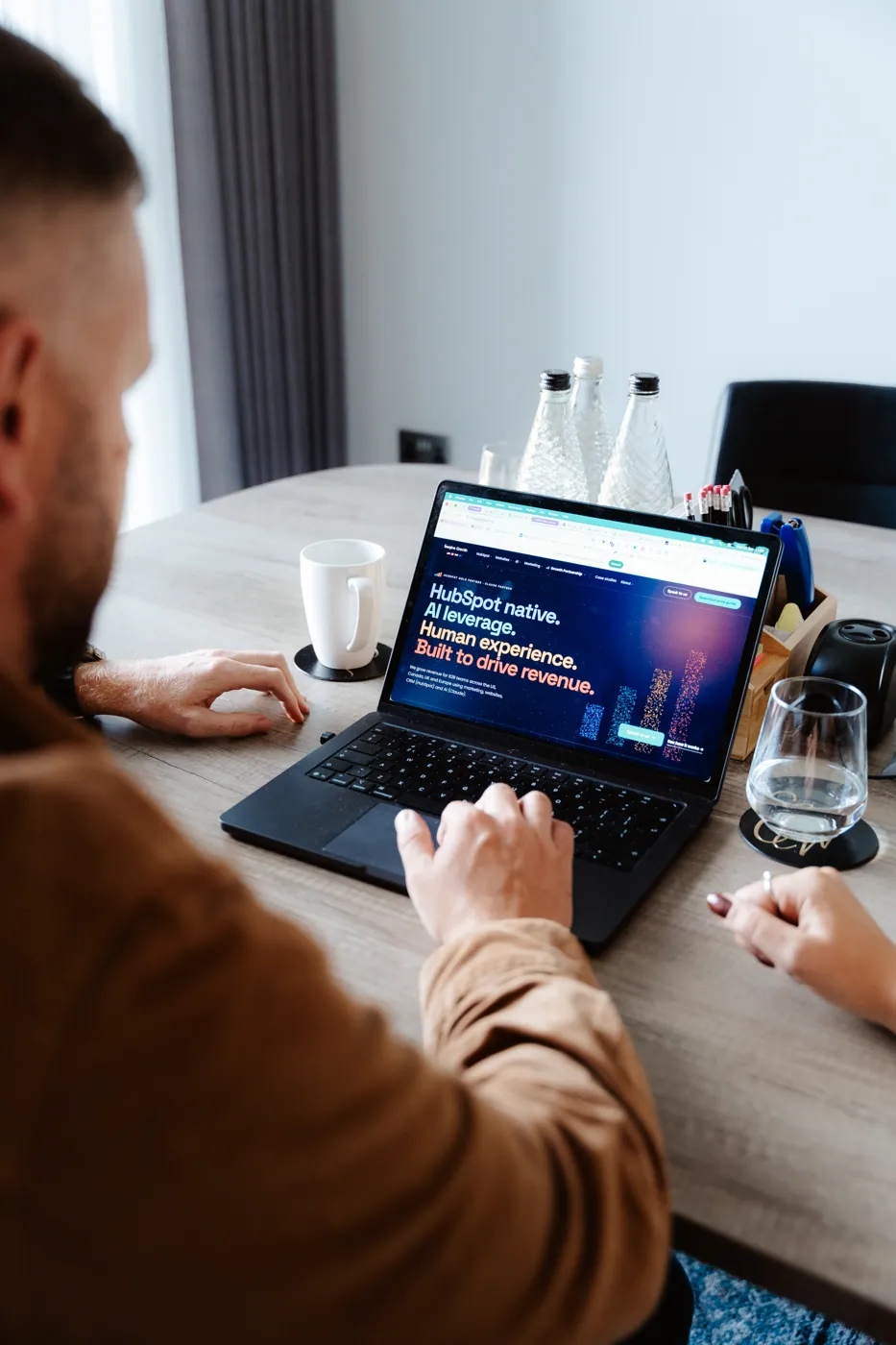 A laptop open on the imaginegrowth.ai homepage