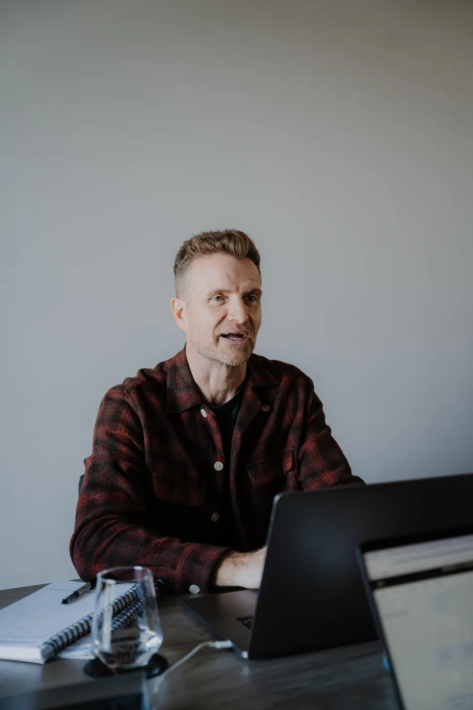Mark in a working session at the table